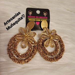 Arete artesanal flor en alambrismo